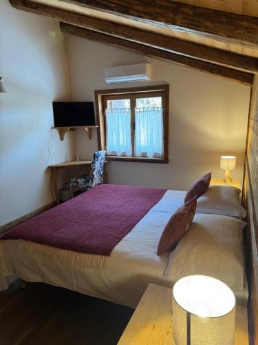 une chambre avec un grand lit et une fenêtre dans l'établissement Locanda Al Cacciatore, à Nervesa della Battaglia