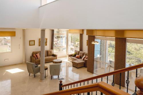 Posezení v ubytování The Elysian Cliff Residence by Eden Rentals