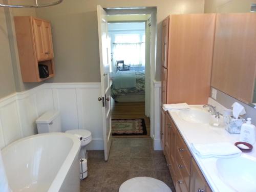 Et badeværelse på Ideal Location in West Beach! Spacious Chapala Gardens 1BR - Unit 1