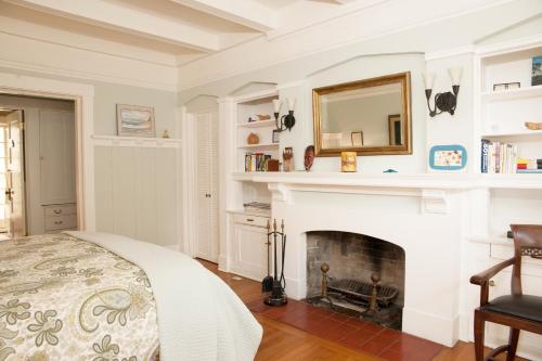 En eller flere senge i et værelse på Ideal Location in West Beach! Spacious Chapala Gardens 1BR - Unit 1