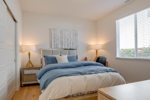 ウッドランドにあるCozy and Convenient Residential Duplex in Woodlandの青と白のシーツが敷かれたベッドのある寝室