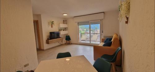 ペーイオ・フォンティにあるCasa Fioccoのソファとテーブルとテレビのあるリビングルーム