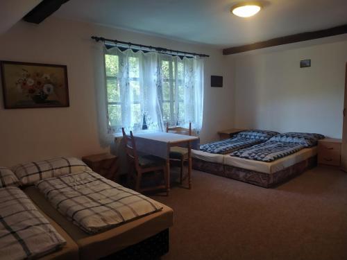 Ένα ή περισσότερα κρεβάτια σε δωμάτιο στο Chata Na Suché Kamenice