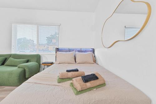 Postel nebo postele na pokoji v ubytování Miami Modern Studio minutes to Wynwood & Downtown