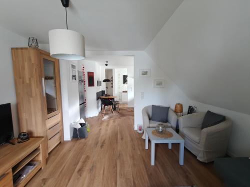 una sala de estar con un sofá y una mesa en Onkel Franz, en Ohlsbach