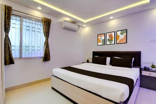 a bedroom with a large bed in a room at Hotel O Acroview in Ballygunge