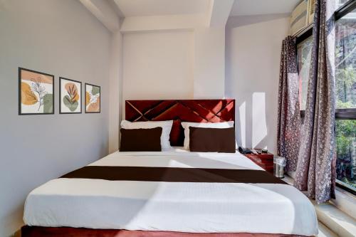 A bed or beds in a room at Collection O Sector 7 Dwarka Formerly Aakarshan Residency