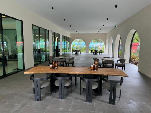 una sala da pranzo con un grande tavolo in legno e sedie di Апартаменты у океана пляж Бангтао Title Legendary Bangtao a Bang Tao Beach