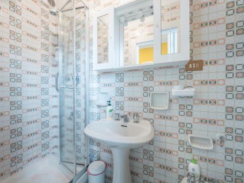 un baño con lavabo y espejo en Caruggio al mare, en Savona