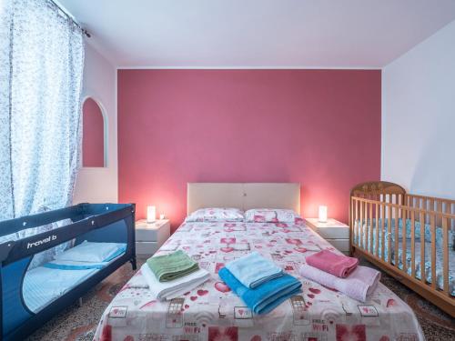 Un dormitorio con una cama grande y una cuna. en Caruggio al mare, en Savona