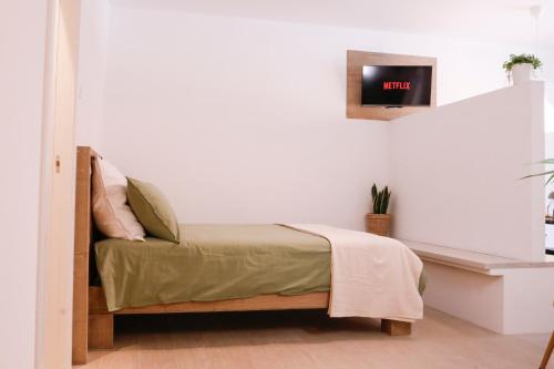 een bed in een kamer met een klok aan de muur bij Suite con spa privata disponibile su richiesta in Maso