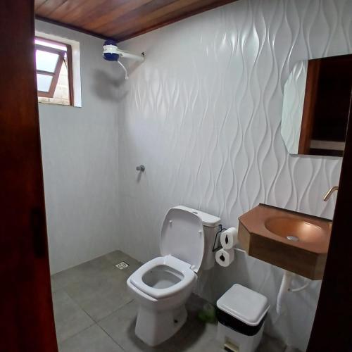 a bathroom with a toilet and a sink at CLUBE e HOTEL ARIRANG in Itu
