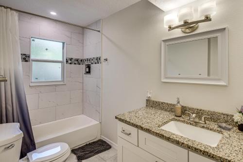 een badkamer met een wastafel, een toilet en een douche bij Game Room, Yard Home 3 Mi to Daytona Beach! in Holly Hill