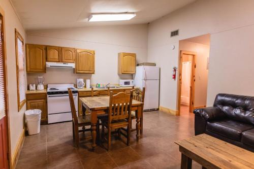una cucina con tavolo, sedie e un divano di Frio Country #15 a Concan