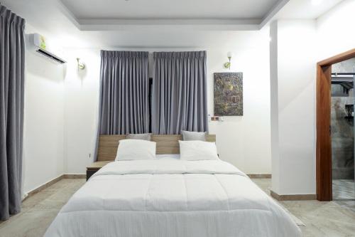 Postel nebo postele na pokoji v ubytování Serene Stay at Paradasia Hideaway