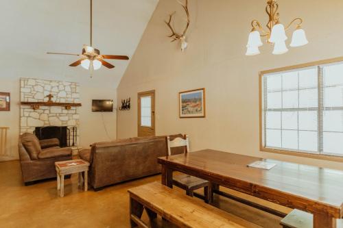un soggiorno con un divano e un tavolo di Frio Country #19 a Concan