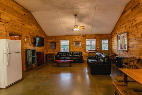 un soggiorno con mobili in pelle e frigorifero di Frio Country #20 a Concan