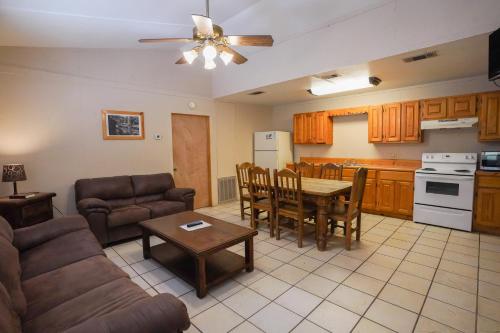 un soggiorno con un divano e un tavolo di Frio Country #23 a Concan