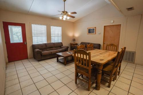 un soggiorno con un tavolo e un divano di Frio Country #23 a Concan