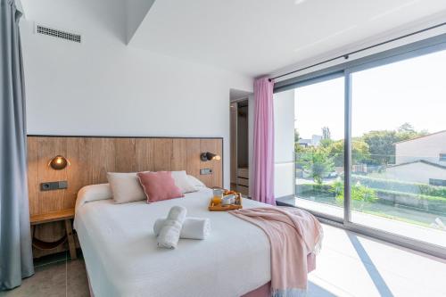 En eller flere senge i et værelse på Costa Brava Suites "Villa Ocean"