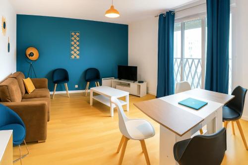 sala de estar con paredes azules, mesa y sillas en Close to Paris, Metro,RER, 6 People, PKG, en Saint-Denis