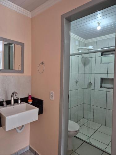 a bathroom with a sink and a shower at Cobertura das Montanhas in Domingos Martins