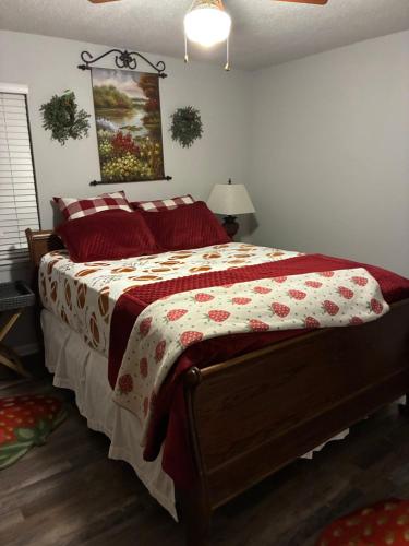 Postel nebo postele na pokoji v ubytování Sooner Nations Strawberry Hill