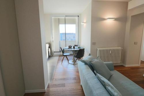 een woonkamer met een bank en een tafel bij Aparthotel Isola in Milaan