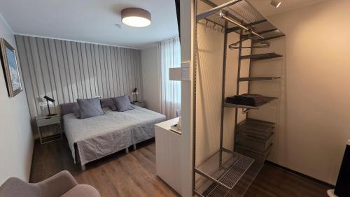 ein kleines Schlafzimmer mit einem Bett und einem Spiegel in der Unterkunft good mood guesthouse in Otepää