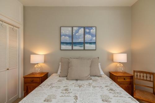 een slaapkamer met een bed met twee lampen op tafels bij Tequila Sunset in Edisto Island