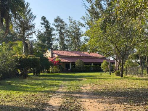 Photo de la galerie de l'établissement Casa de Verano en Ypacaraí con lago natural, Piscina, Naturaleza y Comodidad para Grupos, à Ypacarai