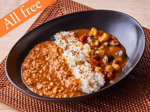 Un tazón de curry y arroz en una mesa en Anshin oyado Nagoya Man Woman Sakae Station, en Nagoya