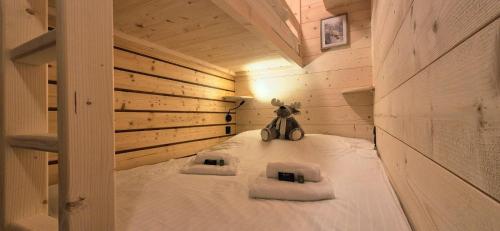 ein kleines Zimmer mit einem Bett in einer Holzhütte in der Unterkunft Le Petit Cocon - Proche des pistes - Alp'in C in Châtel