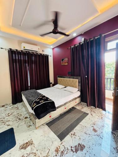 Ένα ή περισσότερα κρεβάτια σε δωμάτιο στο Hotel Pramod Garden