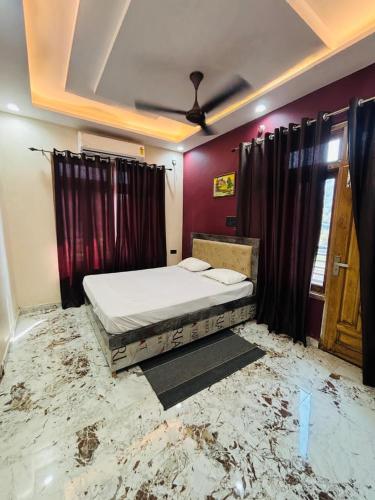 Ένα ή περισσότερα κρεβάτια σε δωμάτιο στο Hotel Pramod Garden