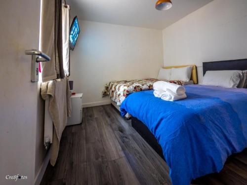 ストーク・オン・トレントにあるEn-suite 2 Woodhouse, private bath, 2 kitchenのベッドルーム1室(青いシーツとベッド2台付)