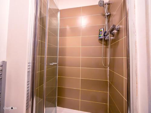 ストーク・オン・トレントにあるEn-suite 2 Woodhouse, private bath, 2 kitchenの茶色のタイルのバスルーム(シャワー付)
