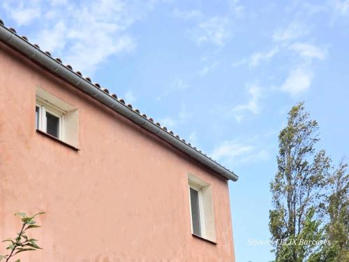 Το κτήριο όπου στεγάζεται  το διαμέρισμα