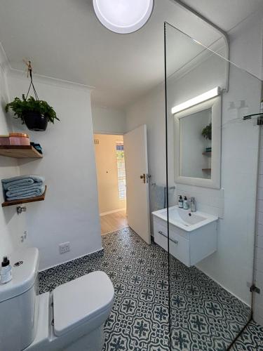 a bathroom with a toilet and a sink at Bella Vista Lago in Marina da Gama