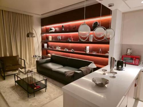 Χώρος καθιστικού στο The F1 Scene Designer Apartment With120 Inch