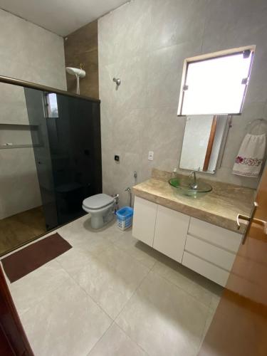 une salle de bains avec toilettes et lavabo dans l'établissement Apartamento completo, central AP Cerrado Mineiro, à Araxá