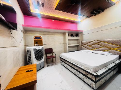 Ένα ή περισσότερα κρεβάτια σε δωμάτιο στο Vatsalya bhawan