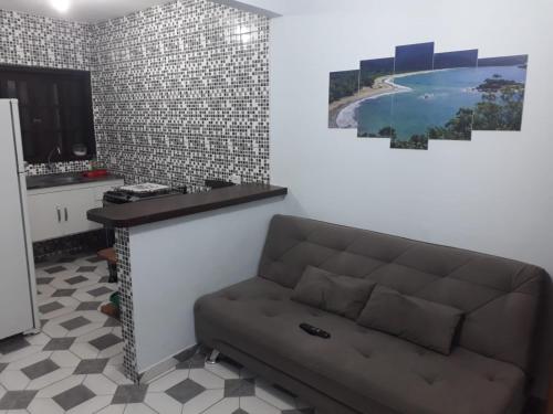 sala de estar con sofá y lavamanos en Chalé do Rogério, en Ilhabela