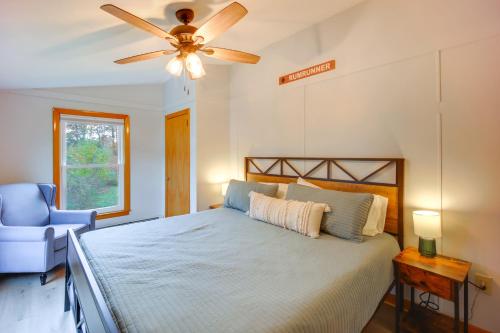 Un dormitorio con una cama y un ventilador de techo. en Comfortable Lincoln Home Walk to Main Street!, en Lincoln
