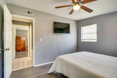 a bedroom with a bed and a ceiling fan at 5 Mi to Circle B Bar Reserve Lakeland Getaway! in Lakeland
