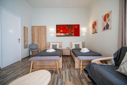 Attiki Haven - 4BR Stay - Steps from Metro by ΜΡS