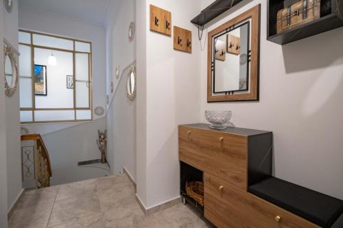 Attiki Haven - 4BR Stay - Steps from Metro by ΜΡS