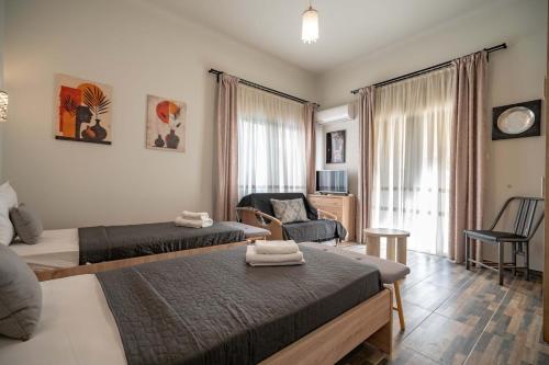 Attiki Haven - 4BR Stay - Steps from Metro by ΜΡS