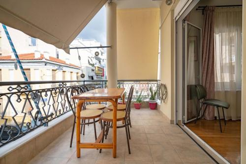 Attiki Haven - 4BR Stay - Steps from Metro by ΜΡS