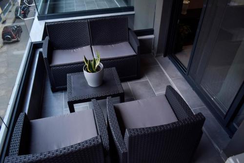 a patio with chairs and a table with a potted plant at EmmeleiaLuxuryStudio in Xanthi
